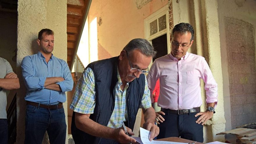 Firma del acta de replanteo en el inmueble objeto de remodelación, en Santa Cruz