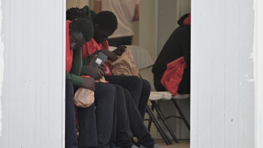 Arriban a El Hierro 37 inmigrantes, tres menores, en el cayuco escoltado por Salvamento