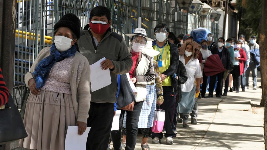 Personas hacen fila para vacunarse contra la covid-19, en Cochabamba (Bolivia), en una fotografía de archivo. EFE/Jorge Abrego