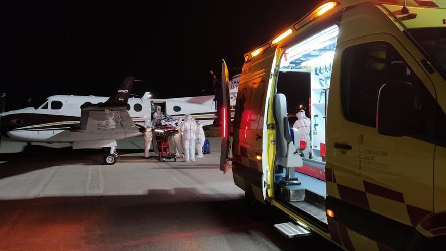 El equipo de Vall d'Hebron introduce al paciente de COVID-19 en el avión, en el Aeropuerto de Menorca