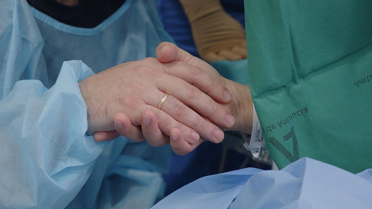 El Hospital Reina Sofía implanta la cesárea pro vínculo, que permite la presencia del acompañante