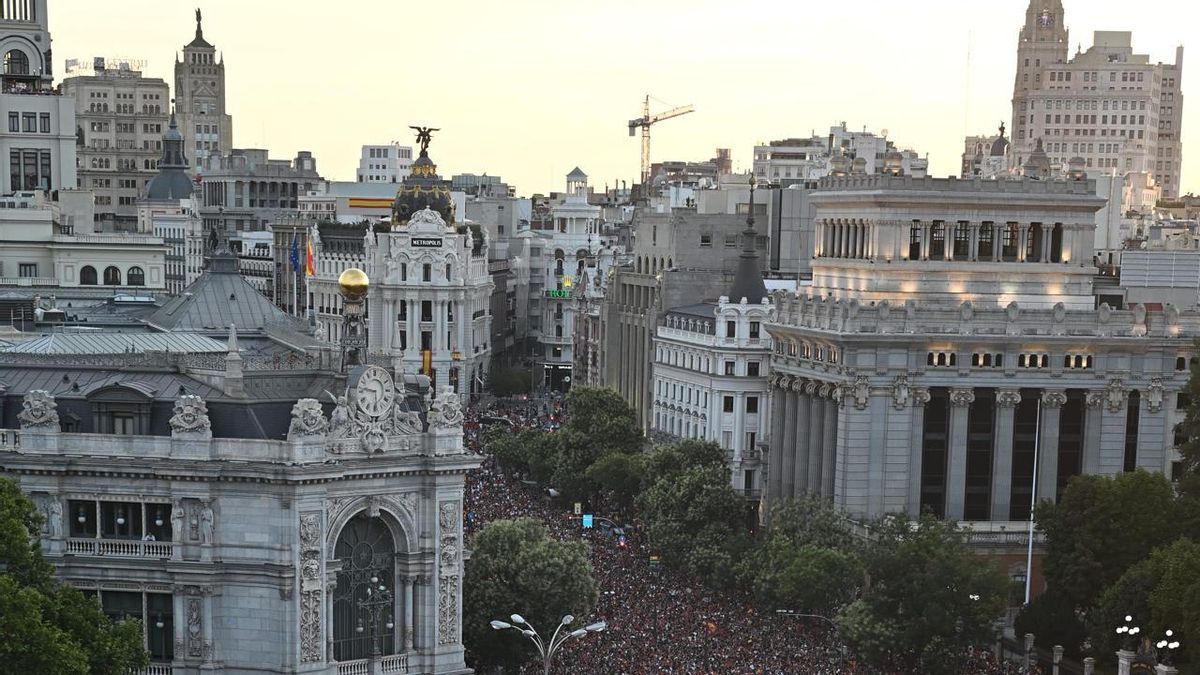 Miles de aficionados españoles abarrotan la plaza de Cibeles y la calle Alcalá