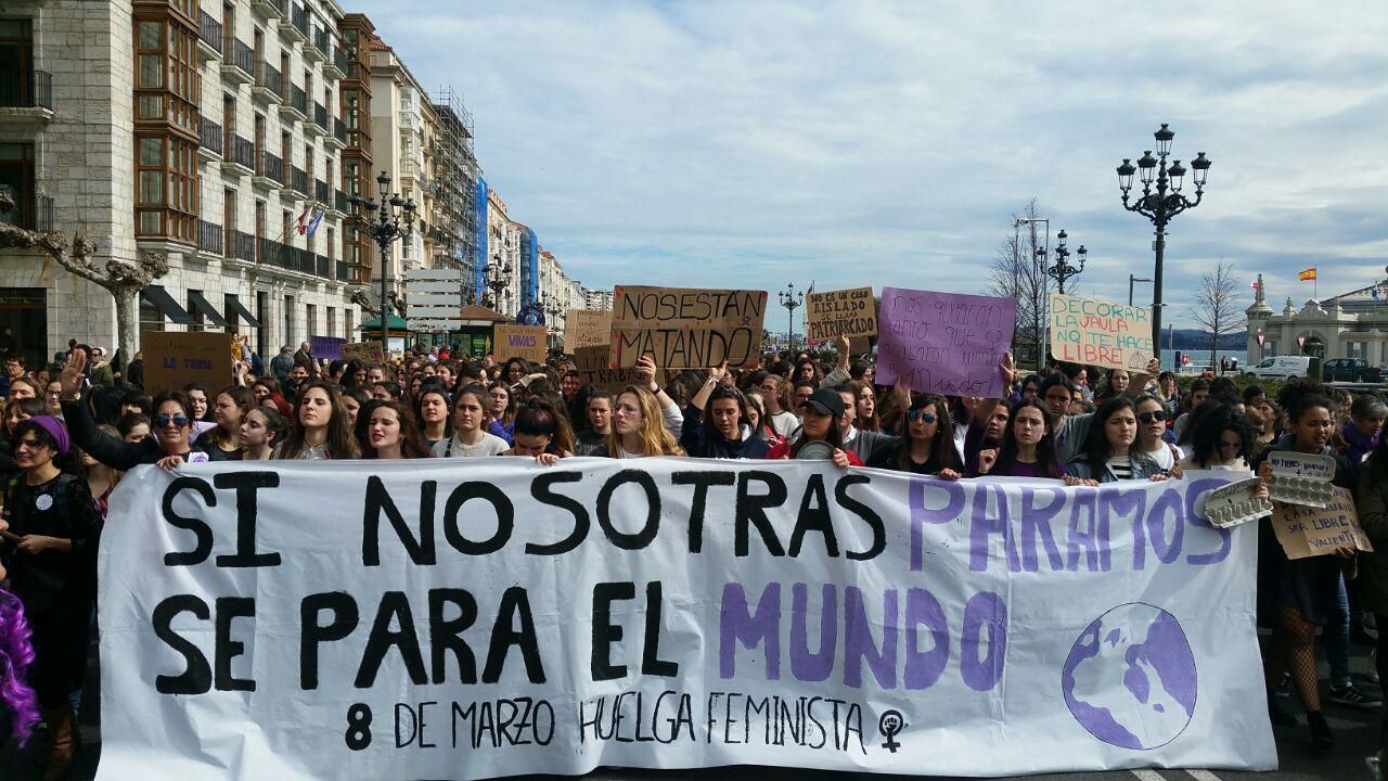 La cabecera del pasacalles con la pancarta 'Si nosotras paramos, se para el mundo'. | LARO GARCÍA