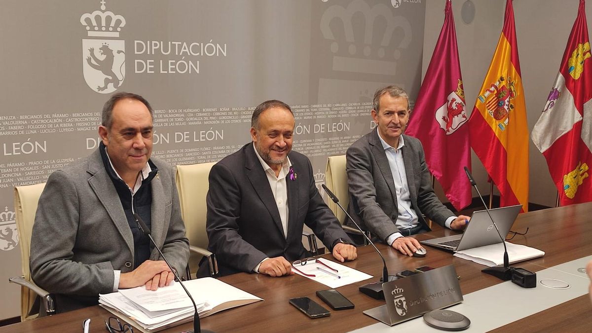 Valentín Martínez (UPL), Gerardo Álvarez Courel y Santiago Dorado (PSOE) presentando los presupuestos de 2026 en la Diputación.