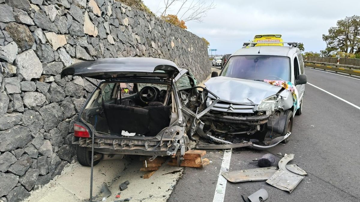 Imagen de los vehículos implicados en la colisión en el barrio de La Indias del municipio de Fuencaliente.