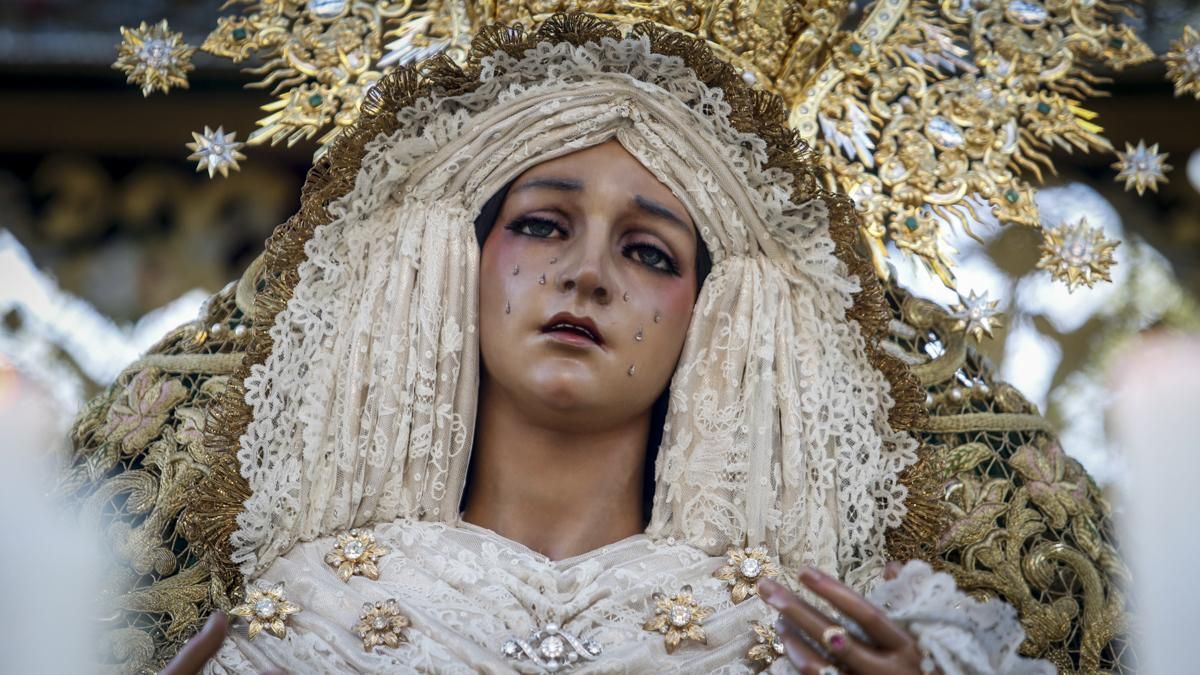 Salida procesional de la Hermandad de la Esperanza, en imágenes