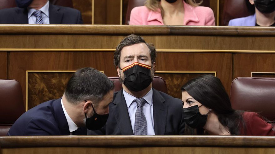 (I-D) El líder de Vox, Santiago Abascal; el portavoz parlamentario de Vox, Iván Espinosa de los Monteros; y la portavoz de Vox en el Congreso de los Diputados, Macarena Olona