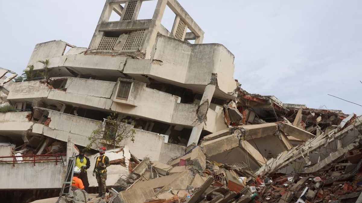 Rescatistas participan en la búsqueda de Fabio, un niño de 9 años que permanece desde hace nueve días bajo un edificio derrumbado tras el doble terremoto en.