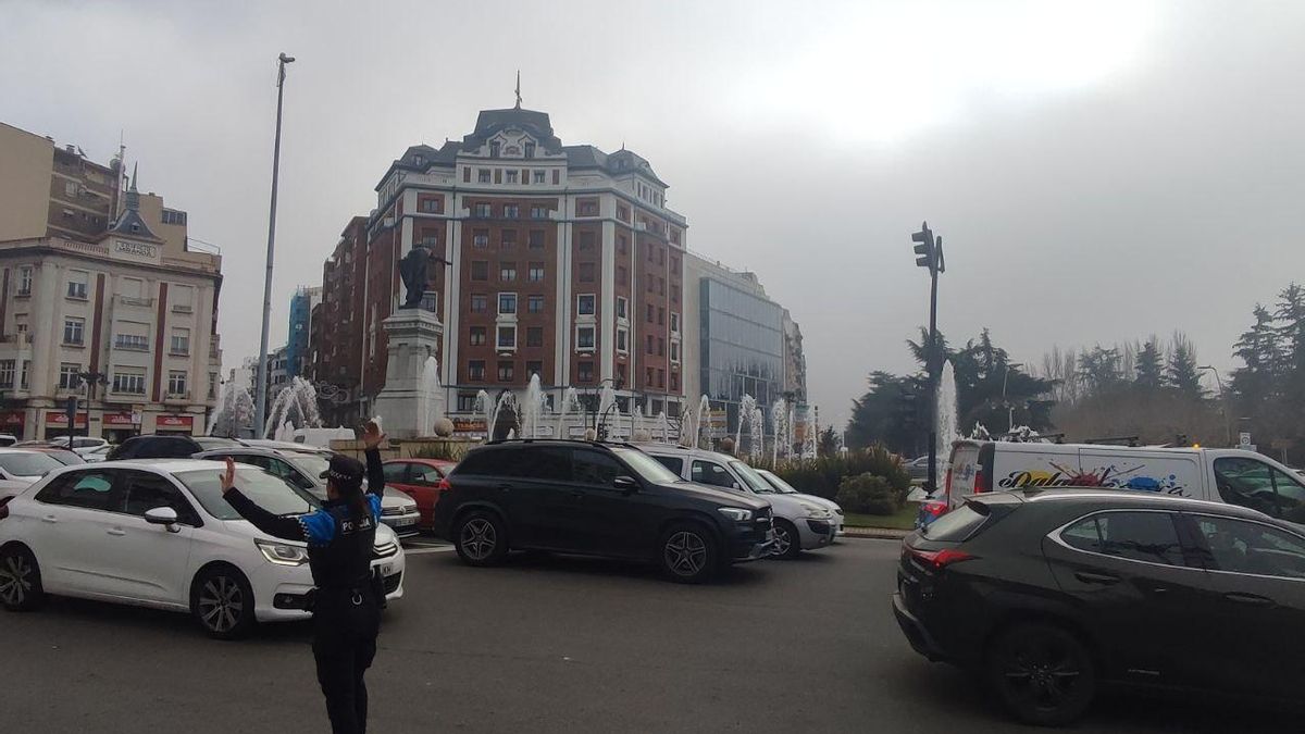 Una agente de Policía Local de Tráfico intentando dar fluidez en la Plaza de Guzmán.