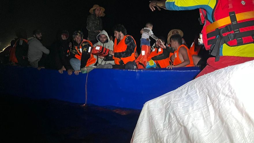 El barco humanitario español Aita Mari se dirige a Lampedusa con 68 migrantes