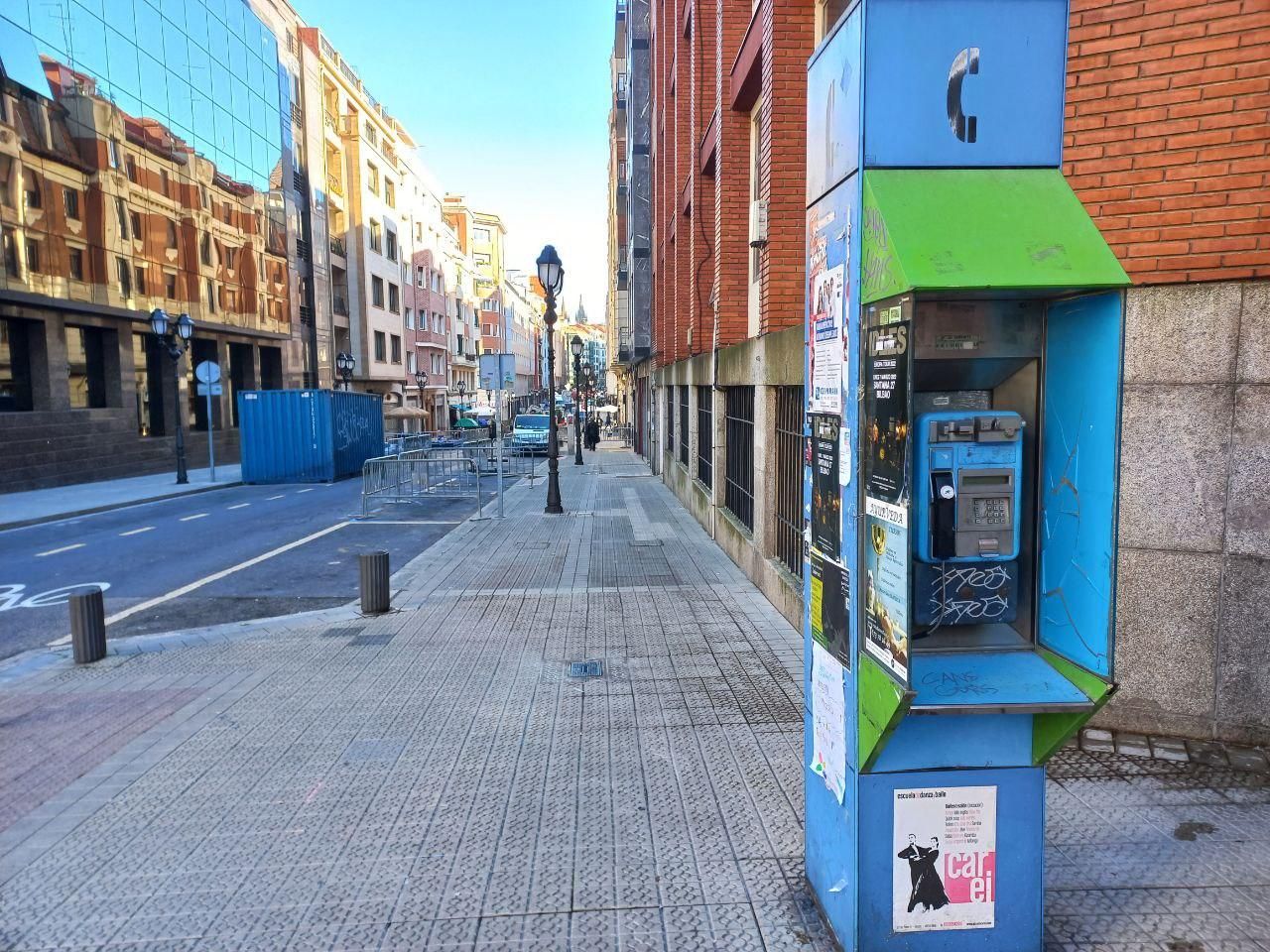 Cabina de teléfono en la Plaza Bombero Etxaniz de Bilbao