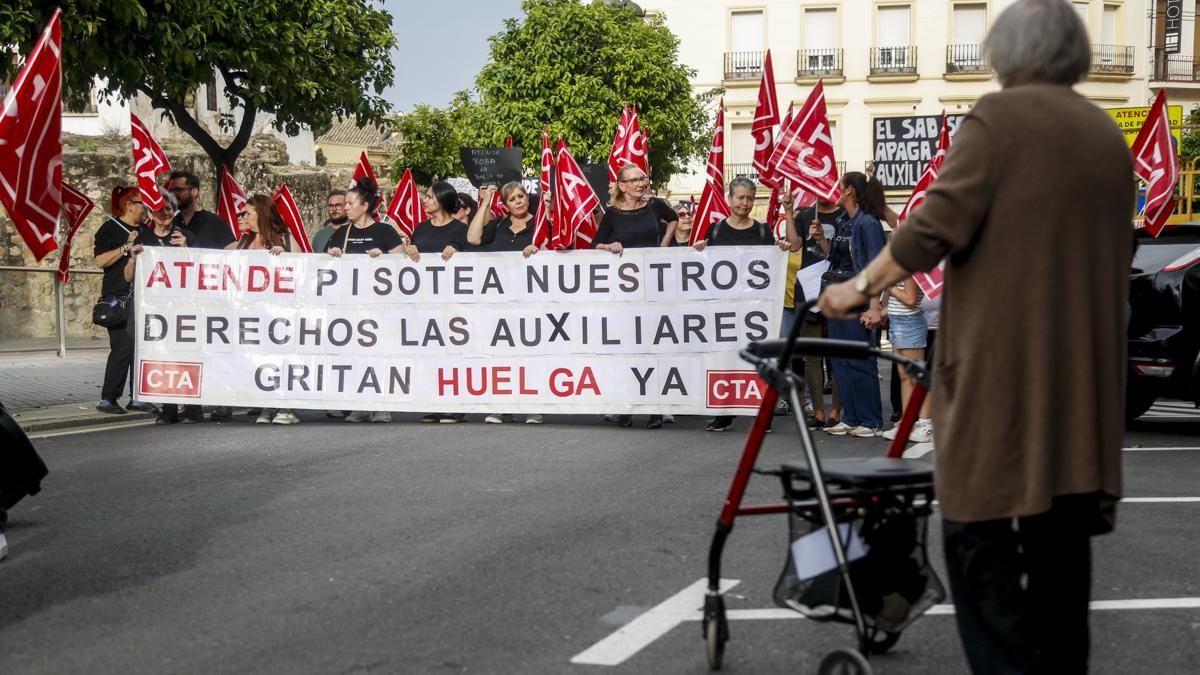 Manifestación de las trabajadoras del Servicio de Ayuda a Domicilio