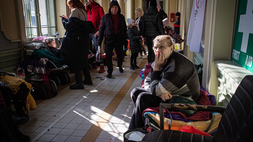 Una mujer ucraniana espera en la estación de tren de Przemyśl (Polonia)