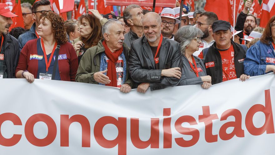 Los sindicatos CCOO y UGT piden subir el salario mínimo a 1.273 euros al mes y que tribute por primera vez