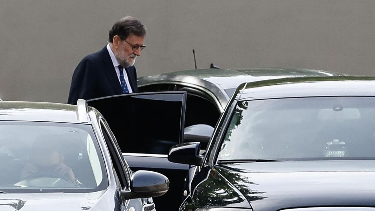 Rajoy se sube al coche tras declarar como testigo en el juicio de Kitchen.