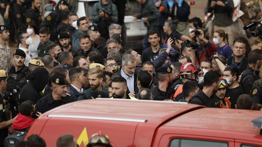 Al grito de “¡asesinos!”, le lanzaron objetos y barro al rey de España, a Pedro Sánchez y a Carlos Mazón en su llegada a Paiporta