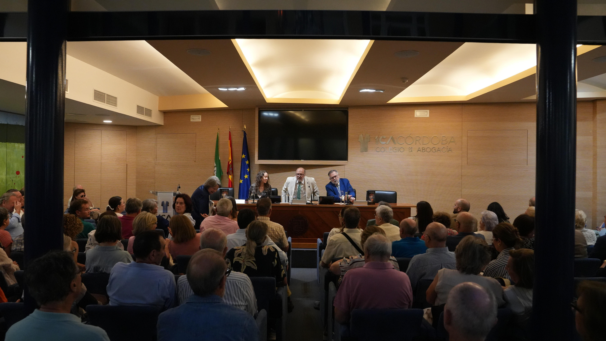 José Calvo Poyato presenta su novela ‘El Imperio en la Tormenta’ en el Colegio de la Abogacía de Córdoba, junto al decano Carlos Arias