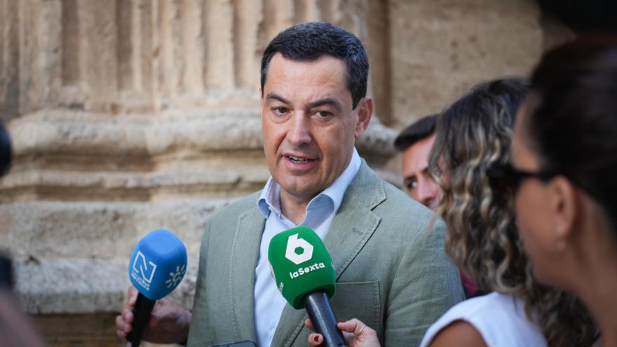 El presidente de la Junta de Andalucía, Juanma Moreno, atiende a los medios en el Parlamento andaluz.