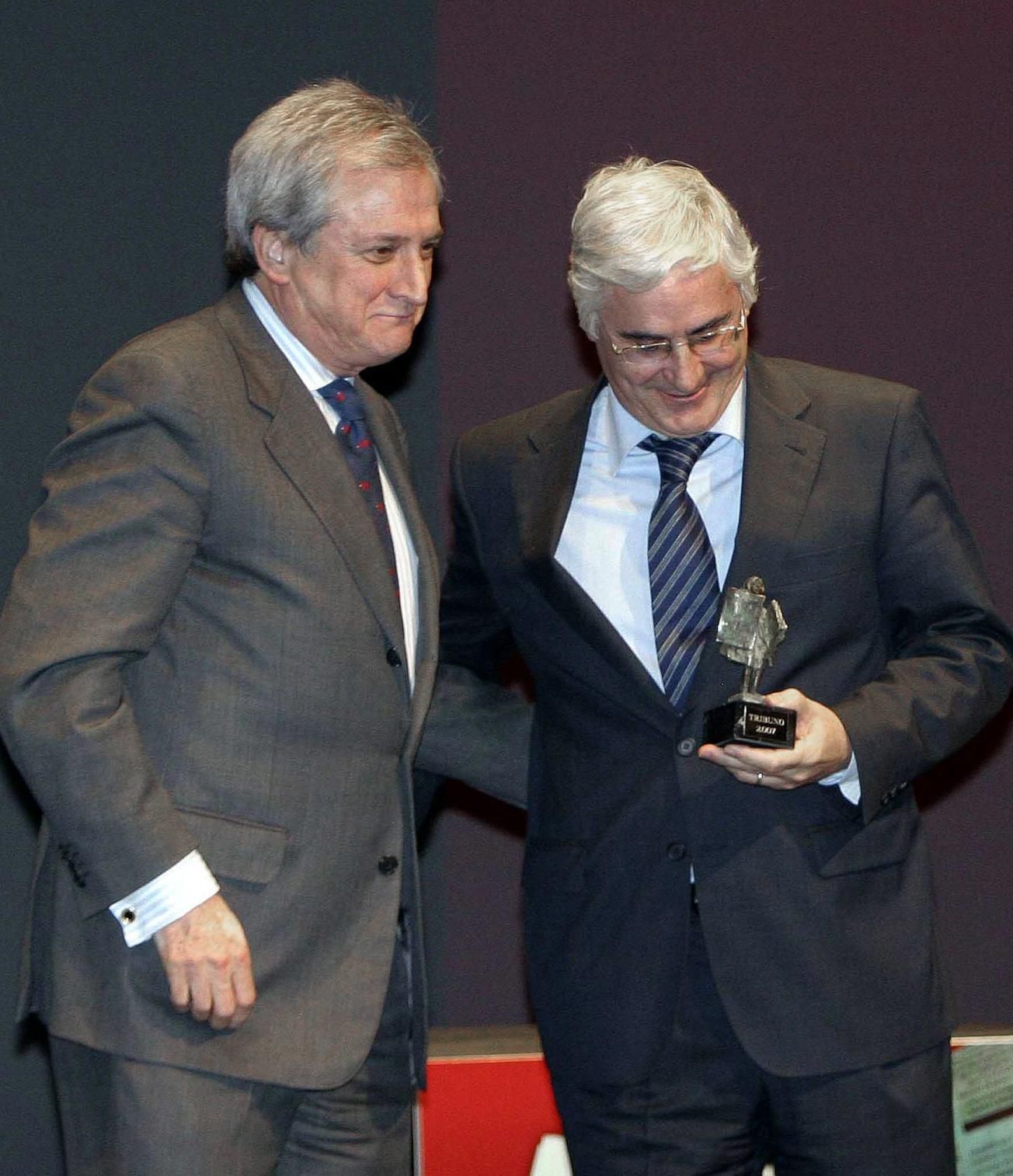 ALBACETE, 13/02/08.- El presidente de Castilla La Mancha, José María Barreda, recibe el premio "Tribuno" de manos del presidente de "La Tribuna de Albacete", José Méndez Pozo (i), durante el acto celebrado esta noche en la localidad castellano-manchega. EFE/Manu.