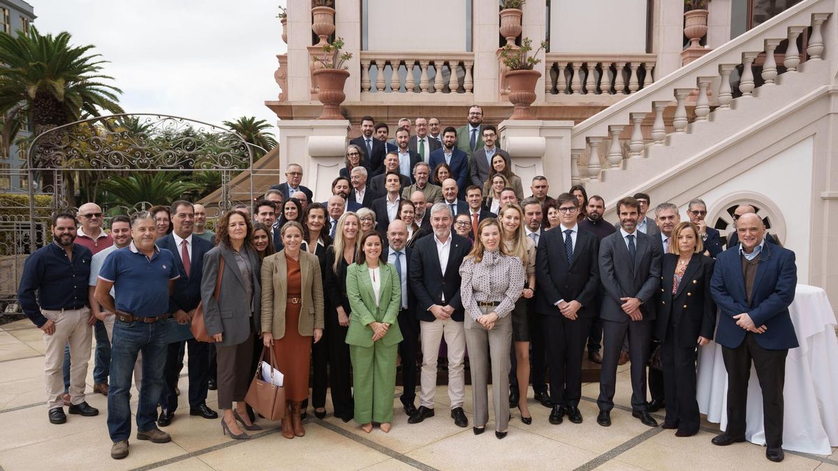 El presidente del Gobierno de Canarias, junto a la directora general de la Mesa del Tabaco, Águeda García-Agulló y otras autoridades y representantes del sector, durante la presentación de un informe de la Mesa del Tabaco sobre la relevancia del sector en Canarias.