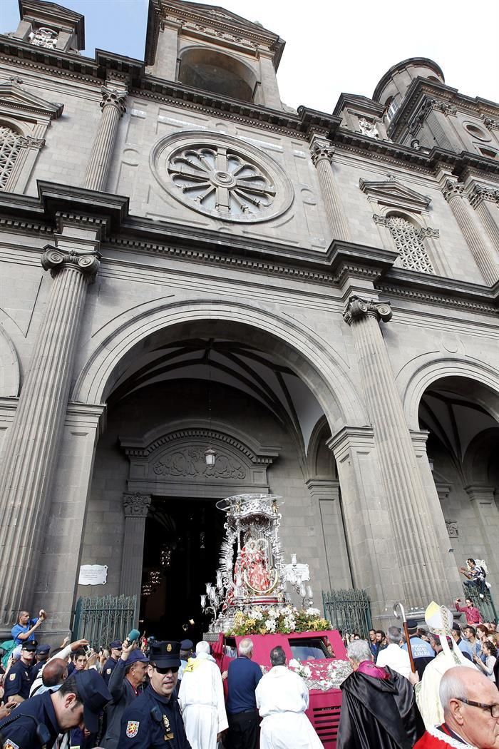 Entrada de la Virgen del Pino a la catedral de Las Palmas tras recorrer 25 kilómetros desde Teror, en su bajada 51 y acompañada por unos 200.000 peregrinos. EFE/Elvira Urquijo A.