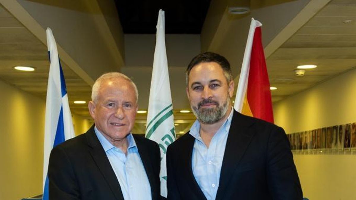 El ministro israelí de Agricultura, Avi Dichter, y el líder de Vox, Santiago Abascal, en Israel.