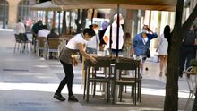 El tiempo de permanencia en los establecimientos y locales será el estrictamente necesario para que los clientes o usuarios puedan realizar sus compras o recibir la prestación del servicio.