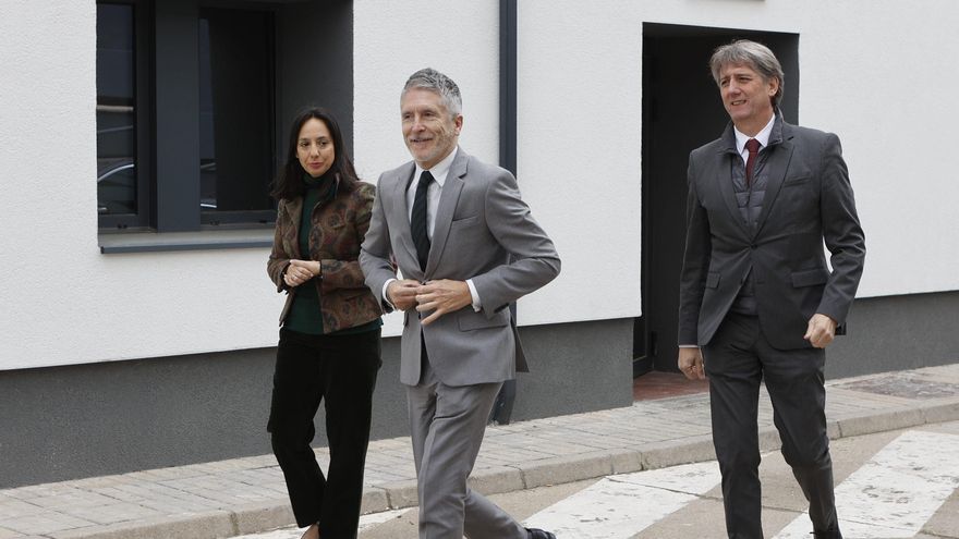 (I-D) La directora general de la Guardia Civil, Mercedes González, el ministro del Interior, Fernando Grande-Marlaska, y el alcalde de Soria, Carlos Martínez, durante una visita a la Comandancia de la Guardia Civil,.