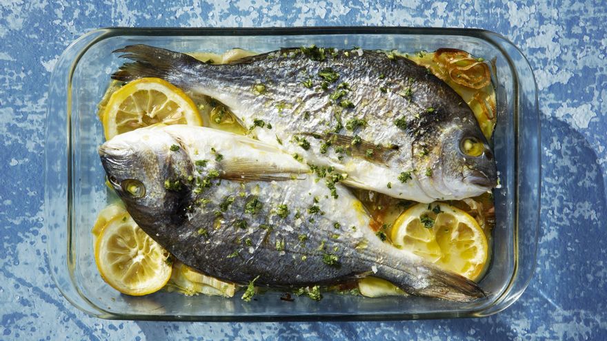Con patatas, verduras o a la sal: tres recetas caseras de dorada al horno para tu cena de Nochebuena