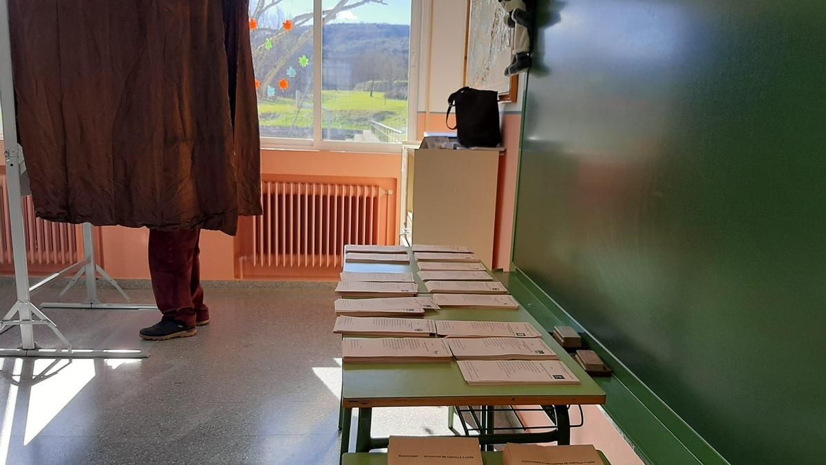 Papeletas en el colegio electoral de Carucedo en la jornada de los comicios de Castilla y León. 