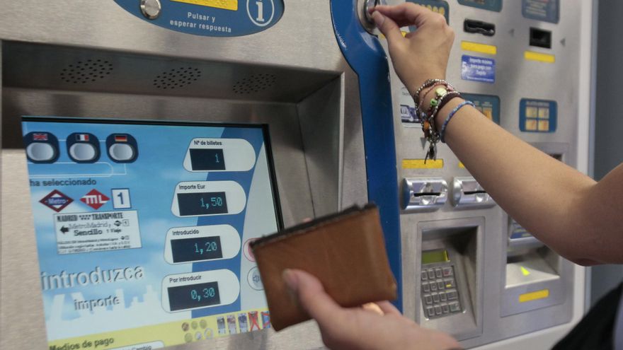 Los precios del abono de transportes en Madrid con la rebaja del 50% y las cuentas para sacárselo o no