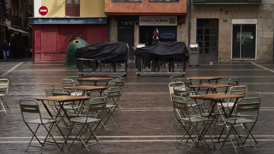 Ambiente en una terraza ubicada en una calle de Pamplona, en Navarra, (España), a 11 de octubre de 2020. El Gobierno de Navarra aprobará una orden foral con nuevas medidas restrictivas para contener el avance del Covid-19 que contempla, entre otras medidas, la limitación a grupos de seis personas en las reuniones, tanto públicas como privadas, así como el cierre de todos los locales a las 22.00 horas y la reducción del aforo de la hostelería y la restauración al 30%.