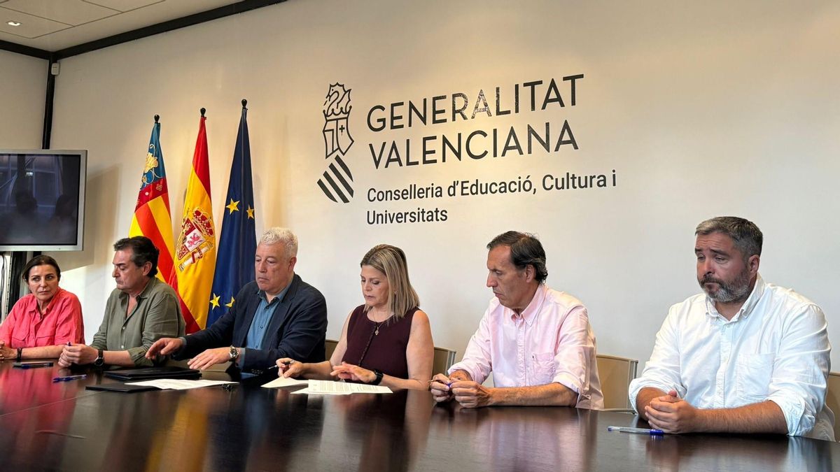 La consellera de Educación, Carmen Ortí, y el secretario autonómico, Daniel McEvoy, rubrican el acuerdo sobre mejora salarial con los representantes de CSIF y ANPE.