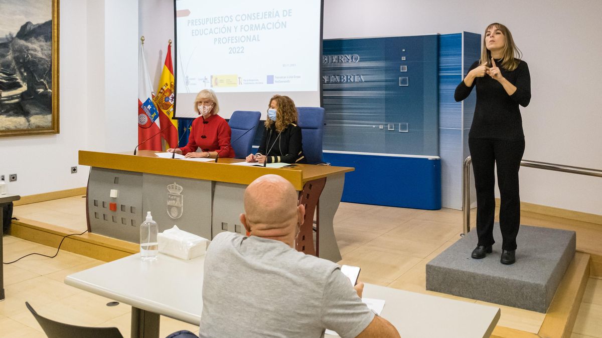 La consejera de Educación y Formación Profesional, Marina Lombó, presenta en rueda de prensa los presupuestos de su departamento para 2022