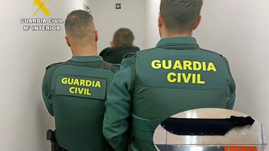Agentes de la Guardia Civil con uno de los detenidos