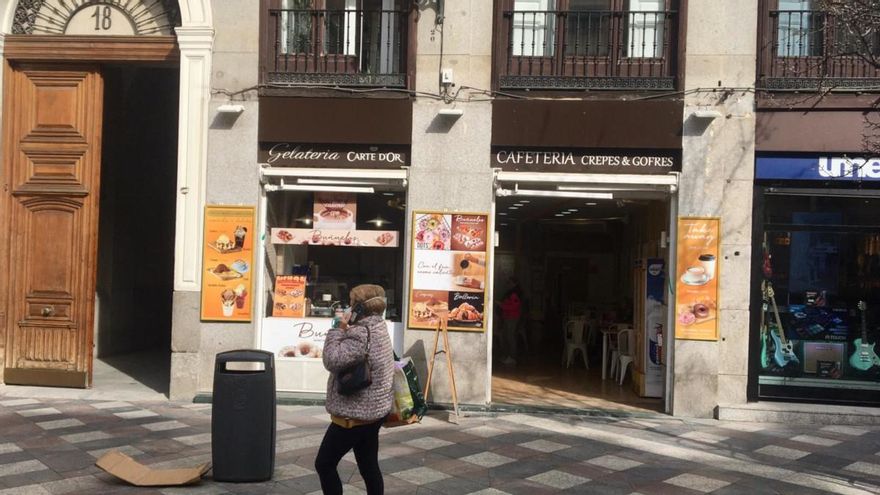 En la calle Arenal, donde hasta 2018 estuvo la centenaria tienda de fiambres La Madrileña ahora hay una cafetería