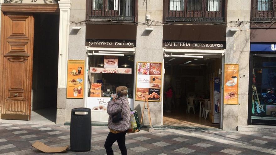 En la calle Arenal, donde hasta 2018 estuvo la centenaria tienda de fiambres La Madrileña ahora hay una cafetería