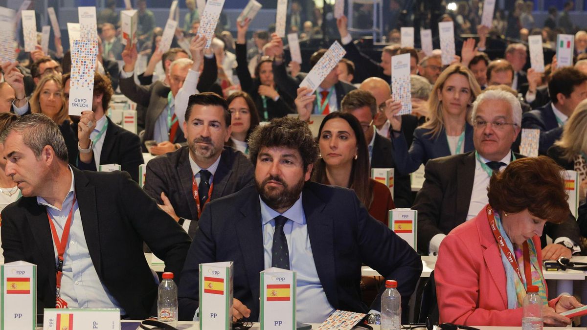 El presidente de la Región de Murcia, Fernando López Miras (c), asiste a la segunda jornada del congreso del Partido Popular Europeo en Valencia, este miércoles.