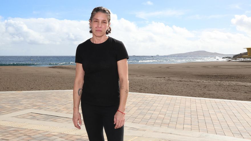 “Estamos bajo mínimos”: el cierre de las playas de Telde por la contaminación de las jaulas marinas asfixia a la hostelería