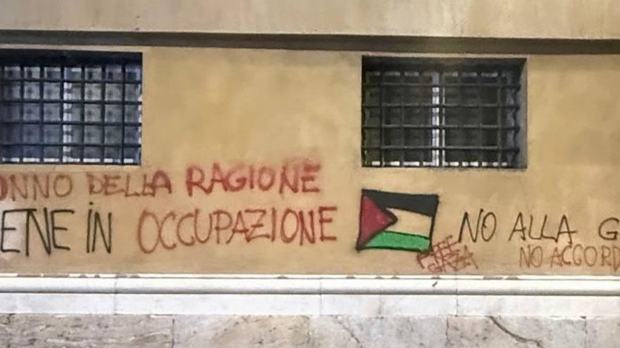 Graffiti contra a ocupação ilegal da Palestina e "não à guerra"28 de novembro, Gênova