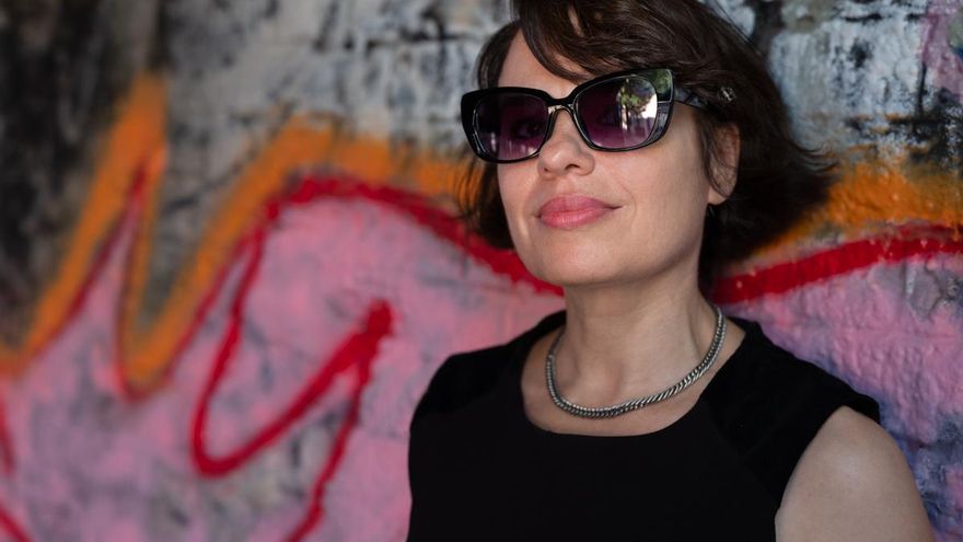 Betina González: “La época te quiere convencer de que te estás perdiendo siempre de algo, pero la literatura tiene otros tiempos”