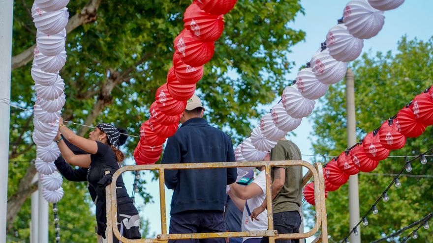 Colocación estos días de los últimos farolillos.