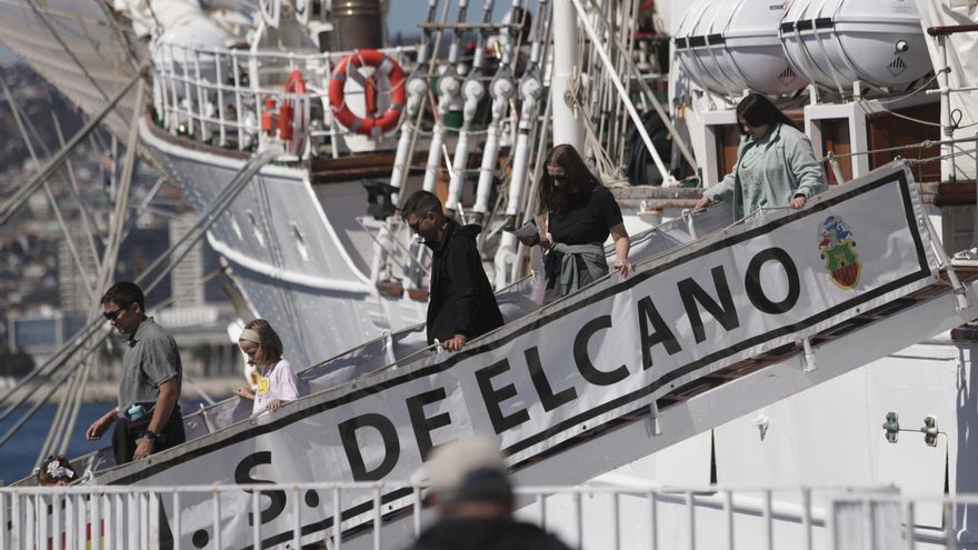 Largas filas en Valparaíso para visitar el buque Elcano, donde viaja la princesa Leonor