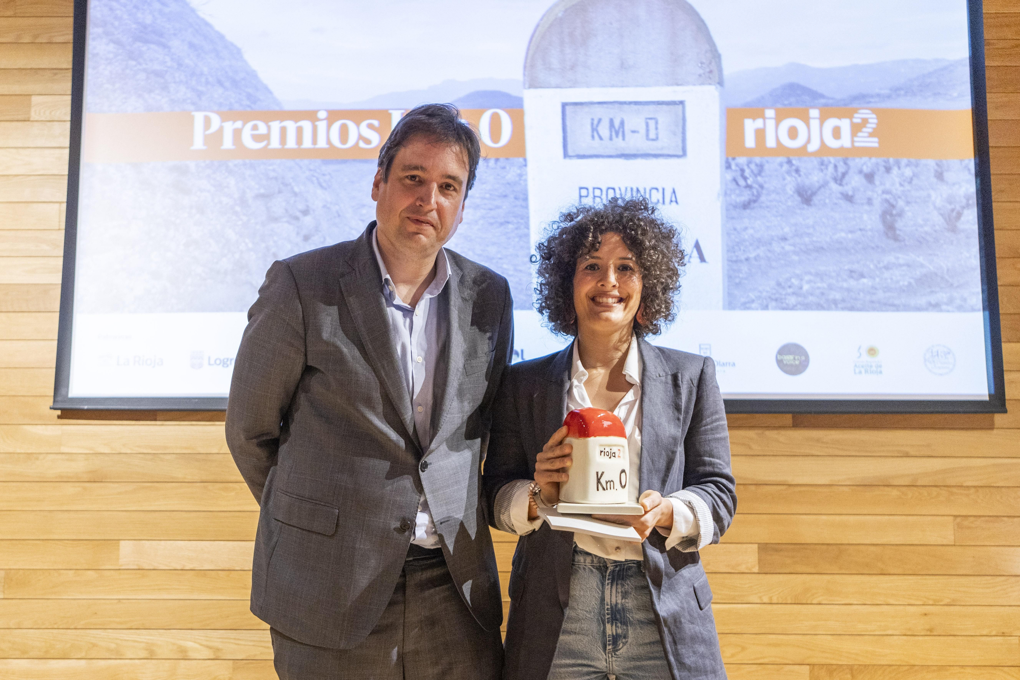 Premio KM0 Igualdad al CEIP Villa Patro de Lardero. UNIR entrega el premio que recoge la directora del centro, Paula Santo Domingo