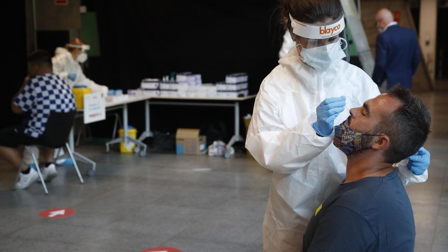 Personal sanitario realiza pruebas de diagnóstico para detectar el coronavirus. EFE/J.P.Gandul/Archivo