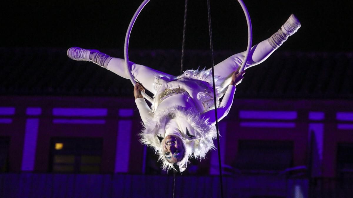 Espectáculo aéreo en la plaza de la Corredera
