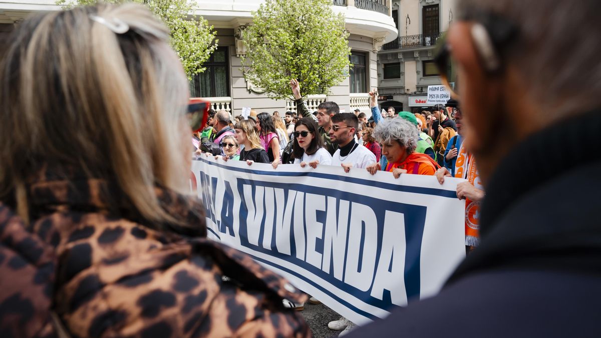 Decenas de personas durante una manifestación por la vivienda, desde Atocha, a 5 de abril de 2025, en Madrid (España).