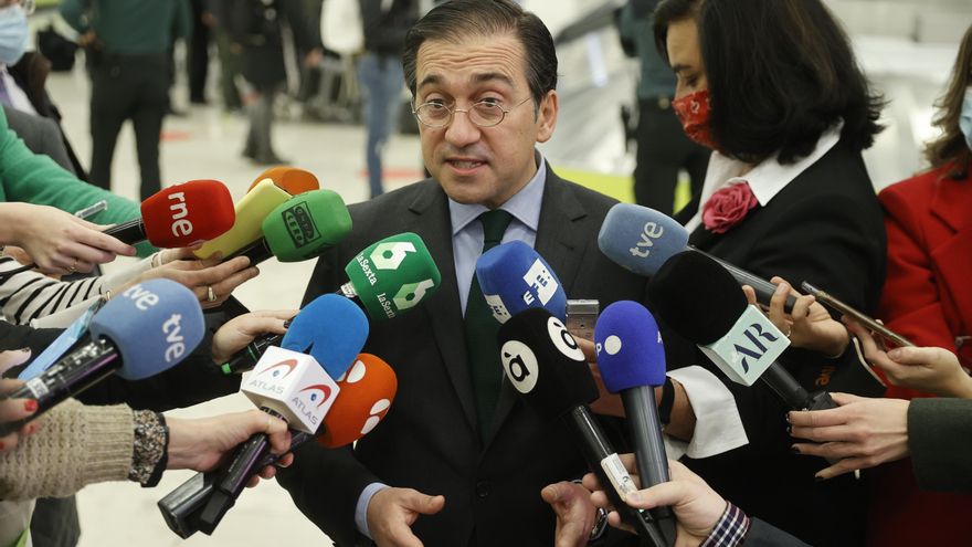 El ministro de Asuntos Exteriores, Unión Europea y Cooperación, José Manuel Albares, ofrece declaraciones a los medios durante la llegada de los ciudadanos españoles que se encontraban en Ucrania hoy, en Madrid (España). EFE/ Emilio Naranjo