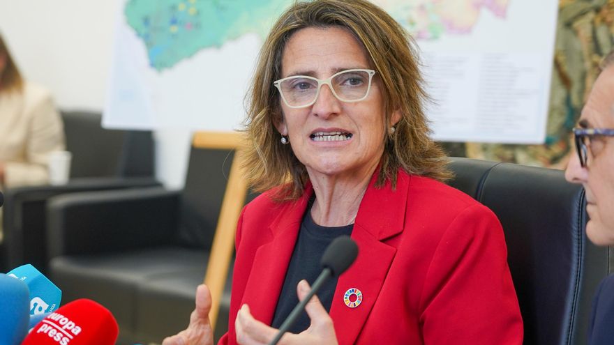 La vicepresidenta del Gobierno y ministra para la Transición Ecológica y el Reto Demográfico, Teresa Ribera, durante la atención a  los medios tras una reunión para abordar la versión final del plan hidrológico del Guadalquivir a 28 de abril del 2022