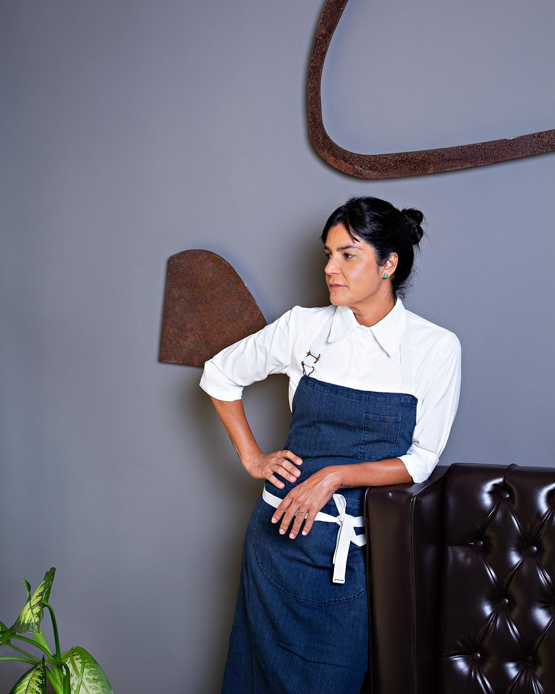 Desde Curitiba, capital del estado de Paraná, y alejada de los grandes focos gastronómicos brasileños de São Paulo y Río de Janeiro, Manu Buffara ha construido una cocina estrechamente vinculada a su territorio.